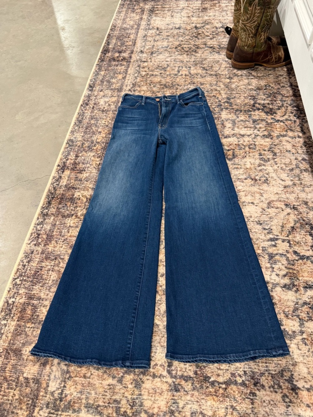 MOTHER Hustler Roller Sneak High-Rise Wide-Leg Flare Jeans in Troublemaker - Picture 4 of 9